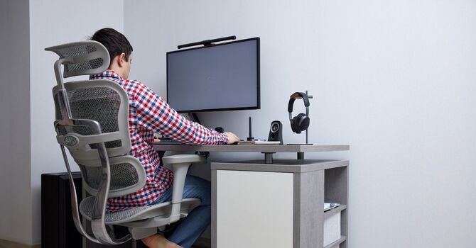 Work-from-Home Ergonomics: Miami PT & Chiro Tips to Prevent Desk-Related Pain